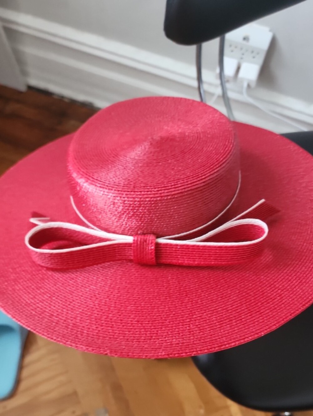 Elegant Red Wide-Brim Straw Hat with Bow - Picture 7 of 13